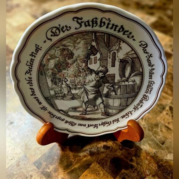 Vintage Hutschenreuther 7.3" porcelain plate, "Der FabBinder" made in Germany. - Picture 5 of 5